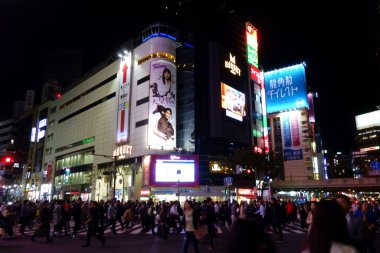 Tokyo, Japonya - 22 Ekim 2018 Shibuya İstasyonu 'nun önündeki gece manzarası, ünlü kavşağın yanında.