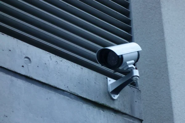 Een Aan Muur Gemonteerde Bewakingscamera Die Straat Bewaakt — Stockfoto
