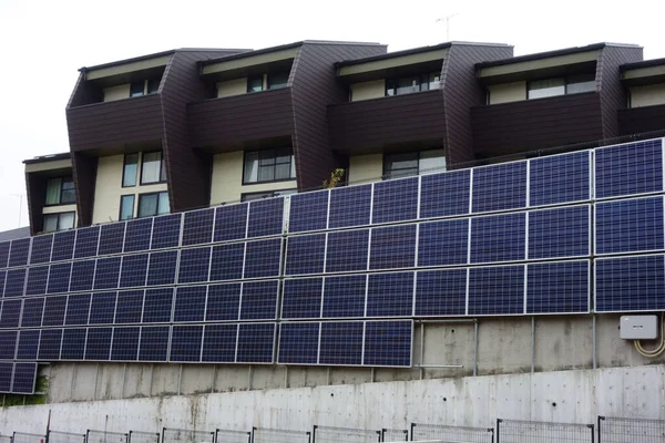 住宅に取り付けられた太陽光発電設備パネルプレート壁 — ストック写真
