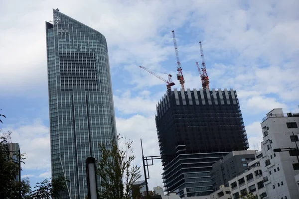 混雑した都市のモダンなスタイリッシュな建物の外観 東京ジャパン — ストック写真