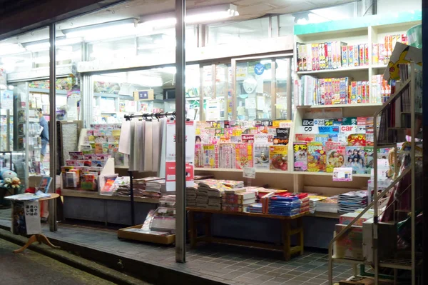 日本东京 2018年10月18日 市中心一家夜店内灯火通明的书店 — 图库照片