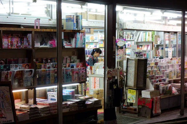 日本东京 2018年10月18日 市中心一家夜店内灯火通明的书店 — 图库照片