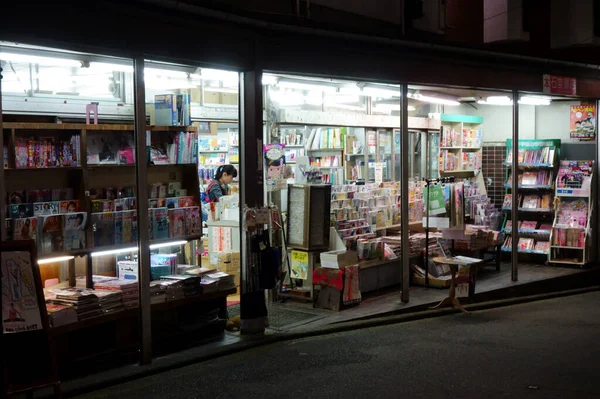 Τόκιο Ιαπωνία Οκτωβρίου 2018 Εσωτερικό Βιβλιοπωλείου Γεμάτο Φώτα Νυχτερινή Επιχείρηση — Φωτογραφία Αρχείου