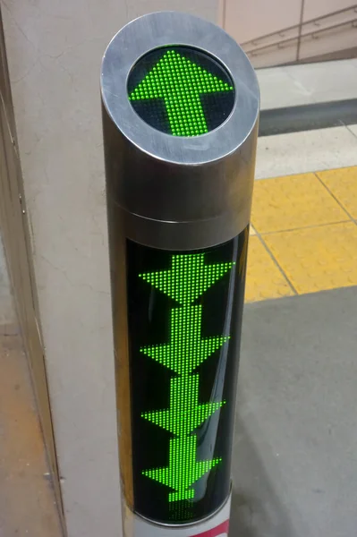 电梯楼梯 背景模糊的绿色箭头方向指示器 — 图库照片