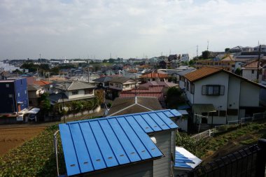 Büyük bir şehre yakın sakin bir yerleşim yeri manzarası.