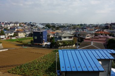 Büyük bir şehre yakın sakin bir yerleşim yeri manzarası.