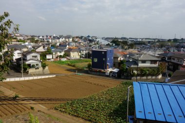 Büyük bir şehre yakın sakin bir yerleşim yeri manzarası.