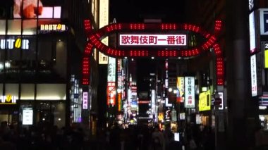 Shinjuku Kabukicho, Japonya 'nın en büyük eğlence bölgesi. Parlak neon ışıklarıyla.