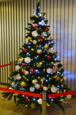 Christmas tree decoration object, joyful and joyful season, graceful and splendid Christmas tree of lights and balls