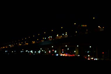 Tokyo şehir merkezi, Japonya gece gökyüzünde parlayan ışıklar, başkentin uzak manzarası.