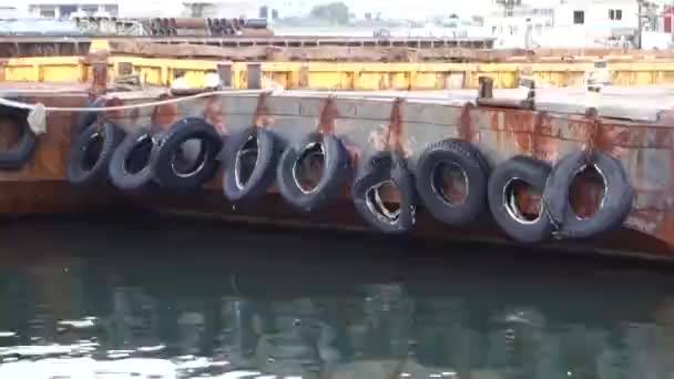 Porto Entardecer Padrão Pneus Velhos Para Amortecer Navios Carga Ancorados — Vídeo de Stock