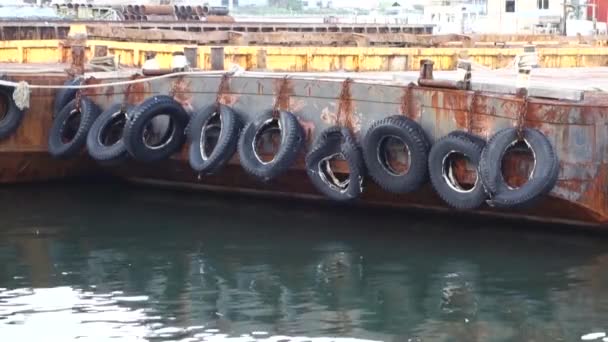 Alacakaranlıkta Liman Demirli Kargo Gemilerinin Eski Lastik Desenleri — Stok video
