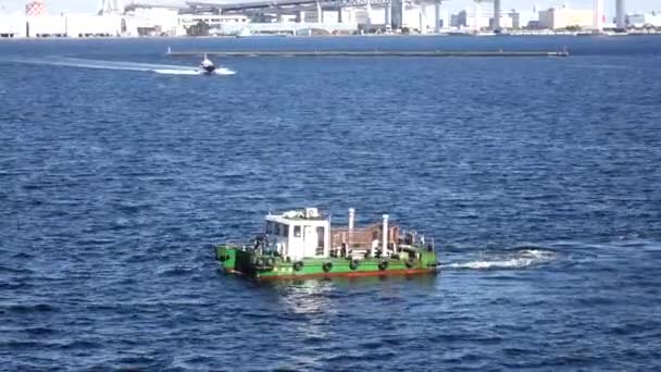 横浜の海の街の港でタグボートに乗ってクルーズ — ストック動画