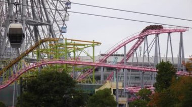 Hız trenleri, dönen dönme dolap ve Yokohama, Japonya 'daki Körfez geliştirme bölgesinde gondollar muhteşem ve eğlenceli görünüyor.