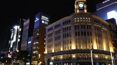 5 Kasım 2022: Tokyo Ginza, Tokyo, Japonya 'daki muhteşem saat kulesinin gece manzarası