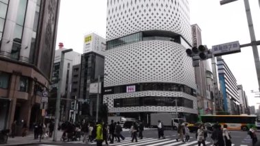 07 Kasım 2022: Tokyo, Japonya, Ginza lüks alışveriş merkezi bölgesi, Landmark 4-chome geçişi, Ginza Nissan şık tasarımı