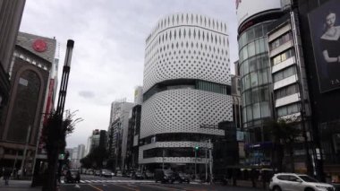 07 Kasım 2022: Tokyo, Japonya, Ginza lüks alışveriş merkezi bölgesi, Landmark 4-chome geçişi, Ginza Nissan şık tasarımı