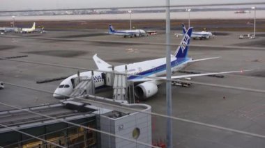 12 Kasım 2022 Tokyo, Japonya, Haneda Havaalanı, Yolcu uçağı kalkışa hazır.