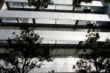 Şık tasarımı olan modern binanın dış yüzeyi sabah güneşiyle parıldıyor.