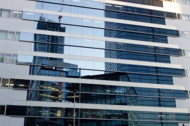 Camdaki yansıma, şehirdeki modern ofis binaları.