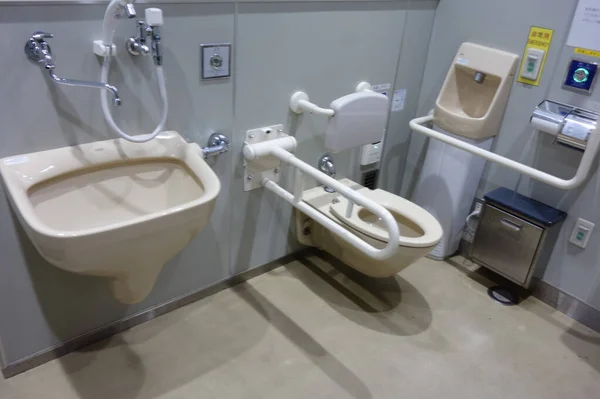 公共卫生间的厕所碗和固定装置 通常被称为每个人的厕所 — 图库照片