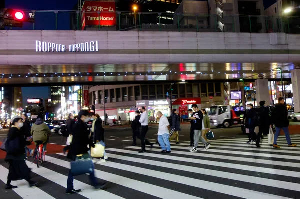 2023年2月28日東京世界的に有名な六本木交差点付近を歩く人々 — ストック写真