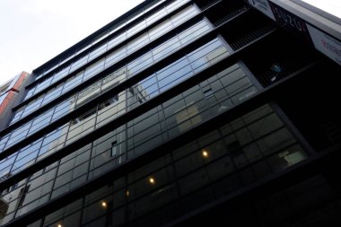 Şık tasarımları olan şehir binaları kalabalık, balkonlar.