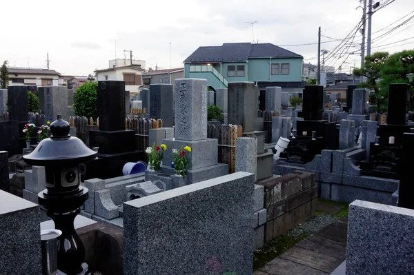 東京都 2019年9月19日 東京近郊の住宅街の隣にある公共墓地 — ストック写真