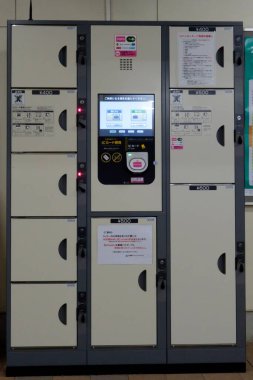 Tokyo - 1 Ocak 2012: Bozuk para dolapları, modern bilgisayar izleme kutuları