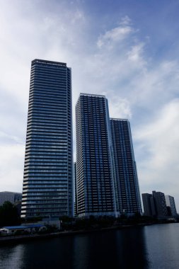 Su kenarından yükselen bir liman şehrinin modern mimarisi.