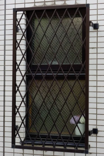 一个公寓房子在城市与铁架镶嵌 — 图库照片