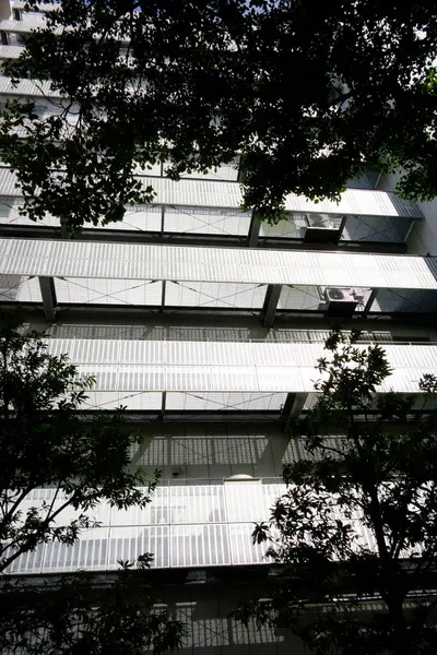 Şehirde modern bir bina, parlak ama göz kamaştırıcı gümüş bir balkon.