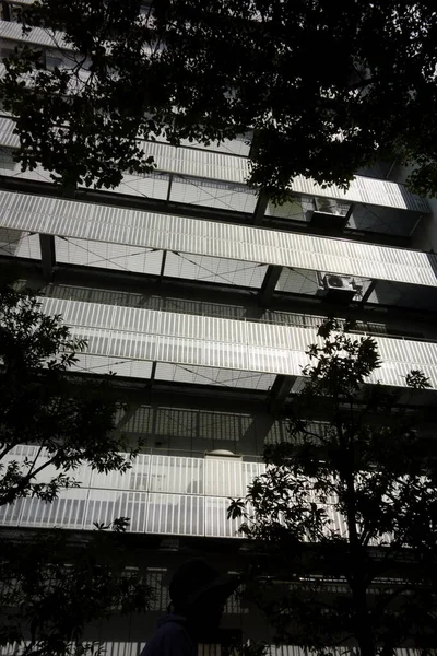 Şehirde modern bir bina, parlak ama göz kamaştırıcı gümüş bir balkon.