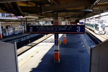 31 Aralık 2022: Japon demiryolu, Tobu Demiryolu Nikko Hattı, Shimoimaichi İstasyonu yakınında.