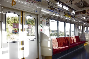 Tochigi, Japonya 31 Aralık 2022: Tobu Demiryolu Nikko Hattı, istasyon platformu yakınında araç iç denetimi