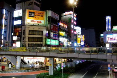 Tokyo Japonya - 31 Aralık 2022: Kitasenju, Tokyo, çeşitli hatlar ve metro trenleriyle dolu.