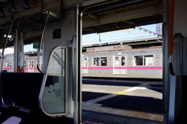 31 Aralık 2022: Japon demiryolu, Tobu Demiryolu Nikko Hattı, Shimoimaichi İstasyonu yakınında.