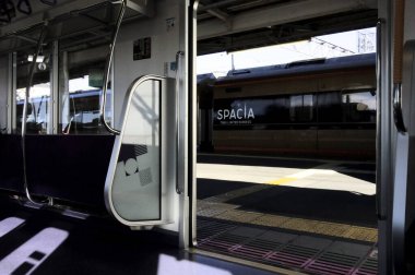 31 Aralık 2022: Japon demiryolu, Tobu Demiryolu Nikko Hattı, Shimoimaichi İstasyonu yakınında.