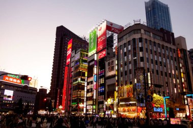      Shinjuku, Tokyo, Japonya - 17 Haziran 2023: Shinjuku Doğu çıkışı Kabukicho Shinjuku yakınlarındaki Twilight 'ta kalabalık            