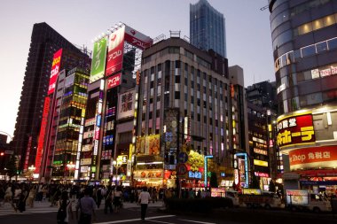      Shinjuku, Tokyo, Japonya - 17 Haziran 2023: Shinjuku Doğu çıkışı Kabukicho Shinjuku yakınlarındaki Twilight 'ta kalabalık            