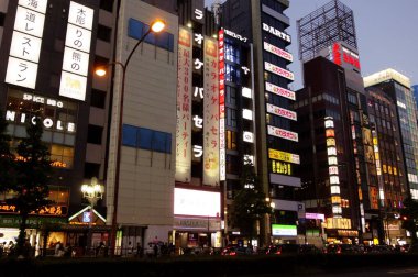      Shinjuku, Tokyo, Japonya - 17 Haziran 2023: Shinjuku Doğu çıkışı Kabukicho Shinjuku yakınlarındaki Twilight 'ta kalabalık            