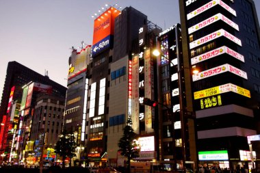      Shinjuku, Tokyo, Japonya - 17 Haziran 2023: Shinjuku Doğu çıkışı Kabukicho Shinjuku yakınlarındaki Twilight 'ta kalabalık            