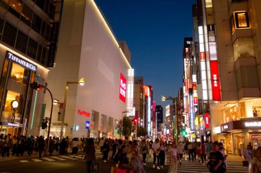      Shinjuku, Tokyo, Japonya - 17 Haziran 2023: Shinjuku Doğu çıkışı Kabukicho Shinjuku yakınlarındaki Twilight 'ta kalabalık            