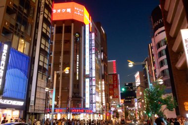  Shinjuku, Tokyo, Japonya - 17 Haziran 2023: Shinjuku Doğu çıkışı Kabukicho Shinjuku yakınlarındaki Twilight 'ta kalabalık                          