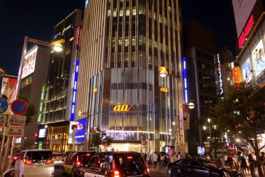  Shinjuku, Tokyo, Japonya - 17 Haziran 2023: Shinjuku Doğu çıkışı Kabukicho Shinjuku yakınlarındaki Twilight 'ta kalabalık                          