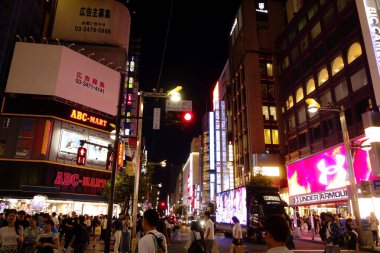  Shinjuku, Tokyo, Japonya - 17 Haziran 2023: Shinjuku Doğu çıkışı Kabukicho Shinjuku yakınlarındaki Twilight 'ta kalabalık                          