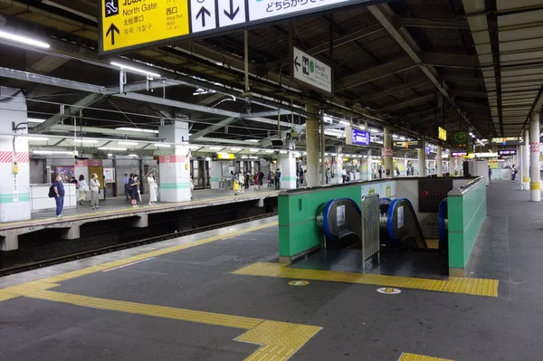 Tokyo Giappone Ottobre 2019 Persone Sulla Piattaforma Scale Mobili Ecc — Foto Stock