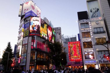 Shinjuku, Tokyo, Japonya - 3 Ağustos 2023: Dünyaca ünlü Shinjuku Doğu Çıkışı, Kabukicho, neon aydınlatmaları ve Tokyo 'nun hareketli eğlence bölgesinde yürüyen insanlar.