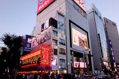 Shinjuku, Tokyo, Japonya - 3 Ağustos 2023: Dünyaca ünlü Shinjuku Doğu Çıkışı, Kabukicho, neon aydınlatmaları ve Tokyo 'nun hareketli eğlence bölgesinde yürüyen insanlar.