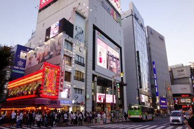 Shinjuku, Tokyo, Japonya - 3 Ağustos 2023: Dünyaca ünlü Shinjuku Doğu Çıkışı, Kabukicho, neon aydınlatmaları ve Tokyo 'nun hareketli eğlence bölgesinde yürüyen insanlar.